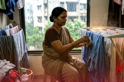 मानसून में कपड़ों से आने वाली सीलन की बदबू से हैं परेशान? अपनाएं ये असरदार तरीके, हमेशा महकेंगे आपके कपड़े