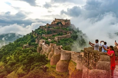मानसून में बादलों की जन्नत बन जाता है कुंभलगढ़ किला, सोशल मीडिया पर वायरल हुई मेवाड़ की शान