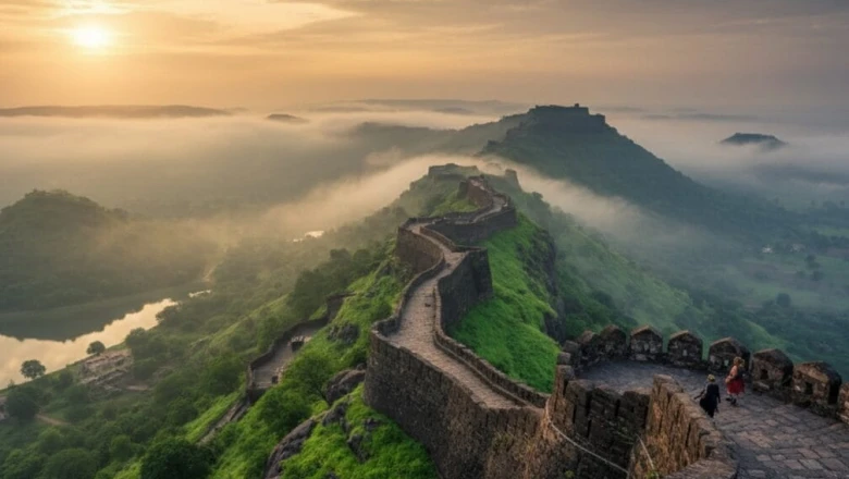 महाराष्ट्र का 'आयरन फोर्ट': जानिए अभेद्य लोहागढ़ किले का इतिहास और इसकी अनोखी खासियतों के बारे में