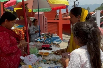 बागेश्वर के बागनाथ मंदिर के पास 40 साल से दुकान चला रहीं दो महिलाएं बनीं आत्मनिर्भरता की अनूठी मिसाल