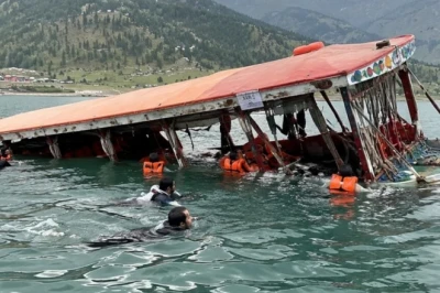 पाकिस्तान में दर्दनाक हादसा: सैफुल्ला झील में नाव पलटने से एक ही परिवार के 7 लोगों की मौत, रेस्क्यू ऑपरेशन जारी