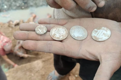 झांसी के चिरगांव में पुराना मकान ढहाने पर निकले चांदी के सिक्के, मिट्टी में खजाना ढूंढने के लिए उमड़ी सैकड़ों लोगों की भारी भीड़