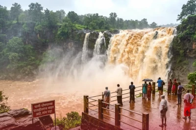 डांग में मूसलाधार बारिश से नदियां उफान पर, गीरा झरने का दिखा विकराल रूप