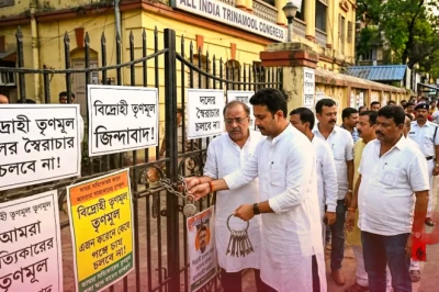 पश्चिम बंगाल: टीएमसी मुख्यालय पर बागी विधायकों का कब्ज़ा, ताला जड़कर चाबी ले गए और लगाए पोस्टर