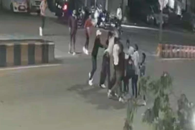 नागपुर में बाइक सवार हुड़दंगियों का आतंक, बीच सड़क पर ट्रैफिक पुलिसकर्मी को पीटा और कार में की तोड़फोड़, 14 गिरफ्तार