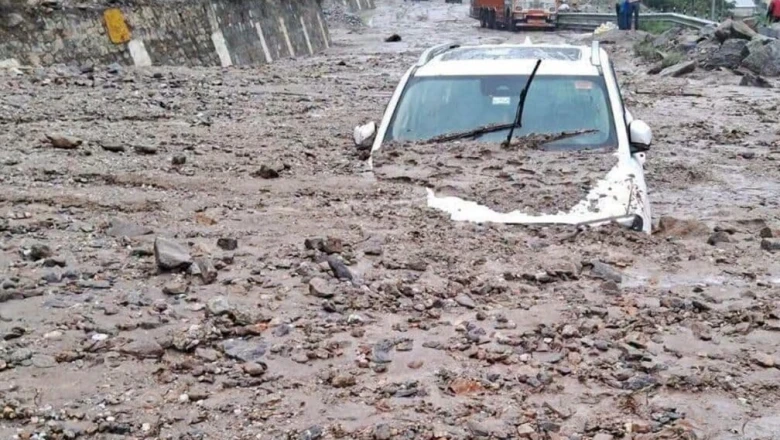 हिमाचल प्रदेश में मॉनसून की आक्रामक दस्तक: तीन दिनों में 11 लोगों की मौत, 60 सड़कें बंद और कई जिलों में भारी तबाही