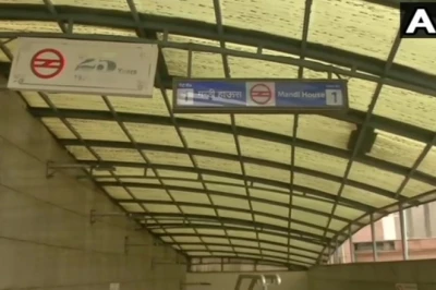 दिल्ली के मंडी हाउस मेट्रो स्टेशन पर हड़कंप, बैग से मिली पिस्तौल और कारतूस