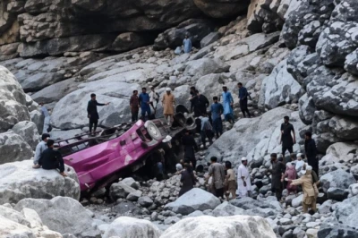 पाकिस्तान में भीषण सड़क हादसा, खाई में गिरी यात्रियों से खचाखच भरी बस, 40 लोगों की दर्दनाक मौत