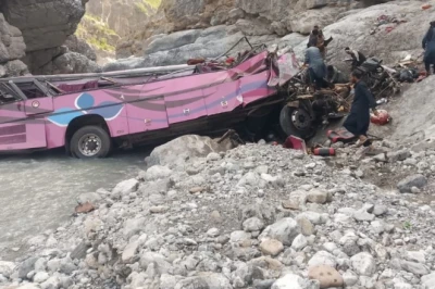 पाकिस्तान में दर्दनाक सड़क हादसा: अनियंत्रित होकर गहरी खाई में गिरी बस, महिलाओं और बच्चों समेत 40 यात्रियों की मौत