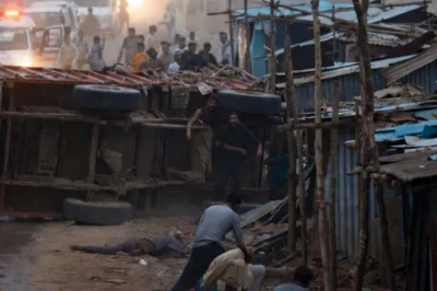 भागलपुर में भीषण सड़क हादसा, झोपड़ियों पर पलटा बेकाबू हाइवा, 12 से ज्यादा लोग हुए घायल