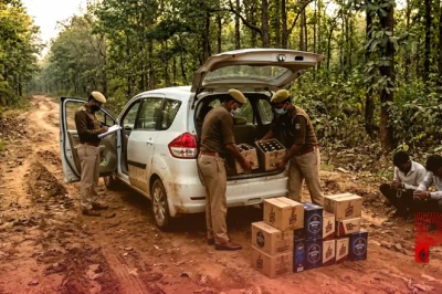 शहडोल में पुलिस की बड़ी कार्रवाई: जंगल के रास्ते तस्करी कर रहे शराब माफियाओं का भंडाफोड़, 15 लाख की आर्टिका कार और अंग्रेजी शराब जब्त