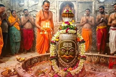 उज्जैन के महाकालेश्वर मंदिर में दिव्य भस्म आरती संपन्न: बाबा महाकाल के भव्य श्रृंगार ने मोह लिया श्रद्धालुओं का मन