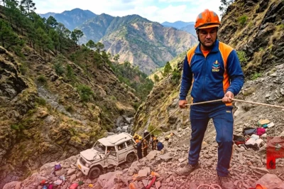 चकराता हादसे ने छीनी खुशियां: अनियंत्रित होकर गहरी खाई में गिरी पर्यटकों की कार, बिजनौर के दो लोगों की मौत, तीन गंभीर रूप से घायल
