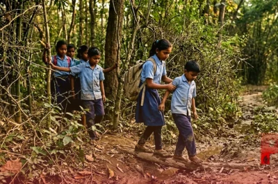 सीतामढ़ी में दबंगों की मनमानी: स्कूल का मुख्य रास्ता बंद होने से जान जोखिम में डालकर जंगल पार करने को मजबूर मासूम बच्चे