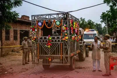 बदायूं में शादी की खुशियां मातम में बदलीं: हाईटेंशन तार की चपेट में आई डीजे ट्रॉली, करंट से एक की मौत, पांच गंभीर रूप से झुलसे