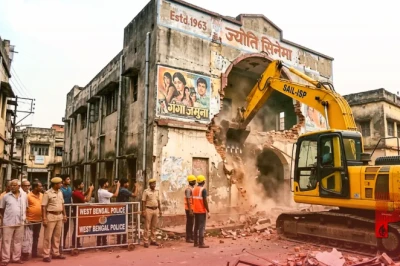 बर्नपुर में चला बुलडोजर: 60 साल पुराने ऐतिहासिक सिनेमा हॉल को सेल-आईएसपी ने किया जमींदोज