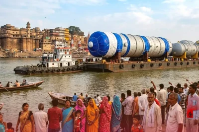 गंगा में नजर आए विशालकाय बाहुबली जहाज, रिफाइनरी के भारी उपकरणों को देख दंग रह गए लोग