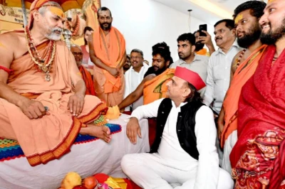 अखिलेश यादव का स्वामी अविमुक्तेश्वरानंद के चरणों में नमन, खुद को बताया असली सनातनी