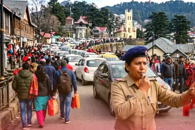 पहाड़ों की रानी शिमला में उमड़ी सैलानियों की भीड़, 22 लाख वाहनों को संभालने वाली पुलिस ने बताई सफलता की कहानी