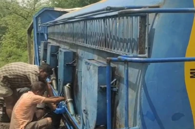 बालाघाट में पलटा भारत पेट्रोलियम का टैंकर, सड़क पर बहने लगा हजारों लीटर तेल, लूटने उमड़ी भीड़