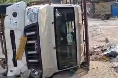छतरपुर में भीषण सड़क हादसा: बारातियों से भरी पिकअप पलटने से दो की मौत, 15 लोग घायल