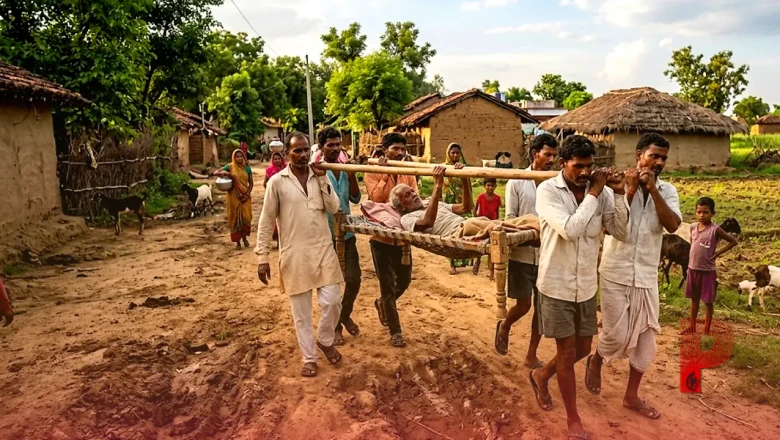 सतना में सिस्टम की पोल खोलती तस्वीर: सड़क के अभाव में चारपाई पर मरीज को ढोने को मजबूर ग्रामीण