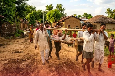 सतना में सिस्टम की पोल खोलती तस्वीर: सड़क के अभाव में चारपाई पर मरीज को ढोने को मजबूर ग्रामीण