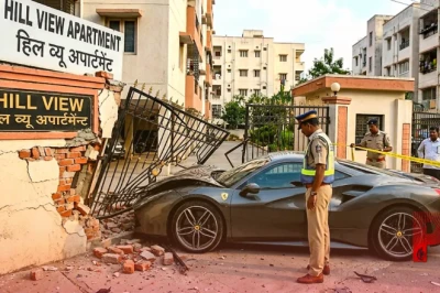 हैदराबाद के फिल्म नगर में बेकाबू फेरारी कार का तांडव, हिल व्यू अपार्टमेंट के मुख्य गेट और दीवार को मारी जोरदार टक्कर