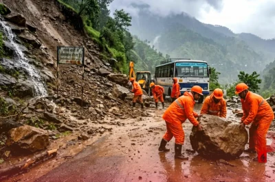 देश में मानसून का कहर: पश्चिम बंगाल में भारी बारिश का अलर्ट, उत्तराखंड में 126 सड़कें बंद