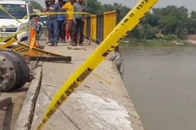 कन्नौज में दर्दनाक हादसा: रेलिंग तोड़कर गंगा नदी में गिरा मैदे से भरा ट्रक, व्यापारी और ड्राइवर बचाए गए, क्लीनर लापता