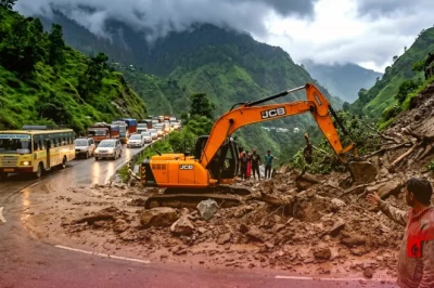 उत्तराखंड में भारी बारिश का कहर: रेड अलर्ट के बीच यमुनोत्री-बदरीनाथ हाईवे ठप