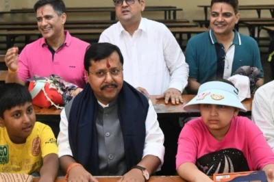 नितिन नवीन ने 30 साल बाद फिर पकड़ी स्कूल की राह, बेंच पर बैठकर याद किए बीते दिन