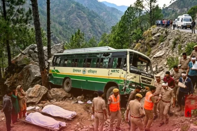 हिमाचल प्रदेश: रामपुर में एचआरटीसी बस गहरी खाई में गिरी, कंडक्टर समेत 2 की दर्दनाक मौत, 22 घायल