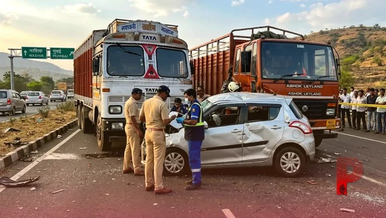 नासिक में भीषण सड़क हादसा: दो ट्रकों की चपेट में आई कार, चार लोगों की दर्दनाक मौत