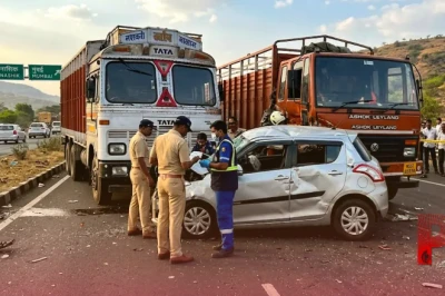 नासिक में भीषण सड़क हादसा: दो ट्रकों की चपेट में आई कार, चार लोगों की दर्दनाक मौत