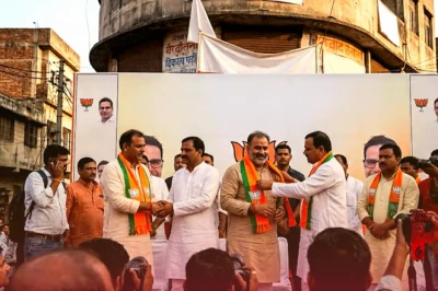पटना में प्रशांत किशोर के खिलाफ पोस्टर वॉर, जन सुराज के कई बड़े नेताओं ने थामा BJP का दामन