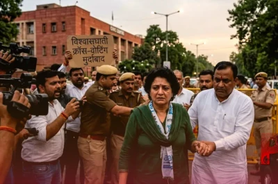 दिल्ली एमसीडी चुनाव में क्रॉस-वोटिंग पर आम आदमी पार्टी सख्त, तीन पार्षदों पर गिरी गाज