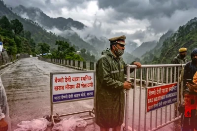अमरनाथ के बाद वैष्णो देवी यात्रा भी स्थगित, खराब मौसम की चेतावनी ने बढ़ाई प्रशासन की चिंता