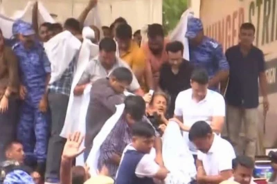 जंतर-मंतर से सोनम वांगचुक को पुलिस ने अस्पताल पहुंचाया, प्रदर्शनकारियों को वहां से हटाया गया