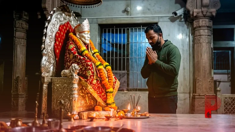 महाराष्ट्र: साईं मंदिर में चोरी करने से पहले चोर ने की पूजा, CCTV फुटेज देखकर लोग हैरान