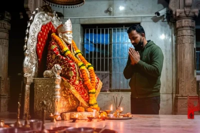 महाराष्ट्र: साईं मंदिर में चोरी करने से पहले चोर ने की पूजा, CCTV फुटेज देखकर लोग हैरान