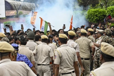 दिल्ली में बवाल: पुलिसकर्मियों पर हमले और सरकारी संपत्ति को नुकसान के मामले में FIR दर्ज, 118 जवान घायल