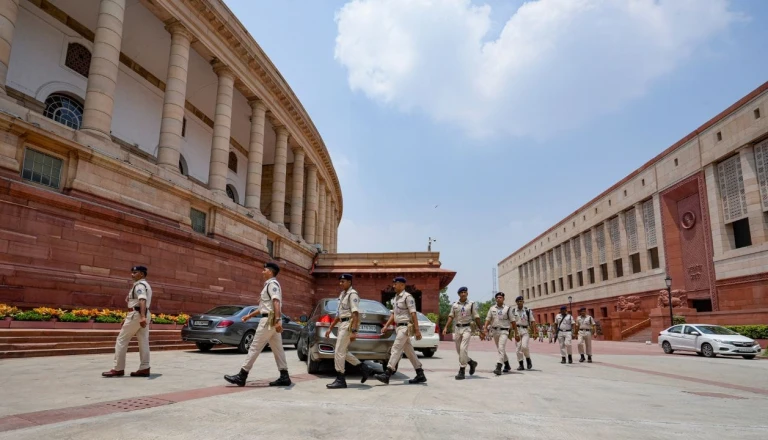 संसद मार्च का ऐलान: जंतर-मंतर पर भारी पुलिस बल तैनात, सोनम वांगचुक ने अनशन तोड़ने के लिए रखीं चार शर्तें