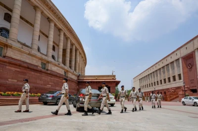 संसद मार्च का ऐलान: जंतर-मंतर पर भारी पुलिस बल तैनात, सोनम वांगचुक ने अनशन तोड़ने के लिए रखीं चार शर्तें