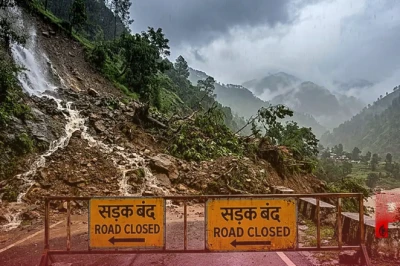 उत्तराखंड में भारी बारिश का तांडव: 21 जुलाई के लिए रेड अलर्ट, 150 से अधिक सड़कें बंद