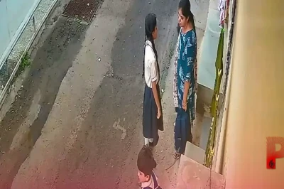 मंदसौर में सांडों की लड़ाई बनी मुसीबत, महिला और बच्चों को मारी जोरदार टक्कर
