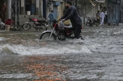पाकिस्तान में कुदरत का कहर: मूसलाधार बारिश और बाढ़ से 12 लोगों की मौत, 18 घायल