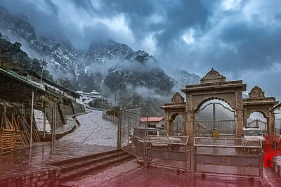 जम्मू-कश्मीर में मौसम का कहर: लगातार चौथे दिन थमी माता वैष्णो देवी की यात्रा