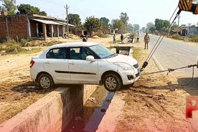 बाराबंकी में नाले में गिरी अनियंत्रित कार, SDM की मुस्तैदी से टला बड़ा हादसा