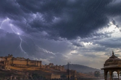 राजस्थान में मौसम का मिजाज बदला, जयपुर समेत 14 जिलों में झमाझम बारिश और तेज हवाओं का अलर्ट